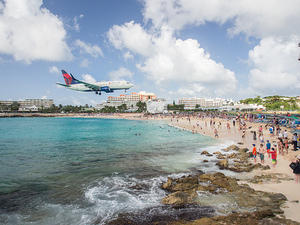 Delta landing at SXM at Maho Beach