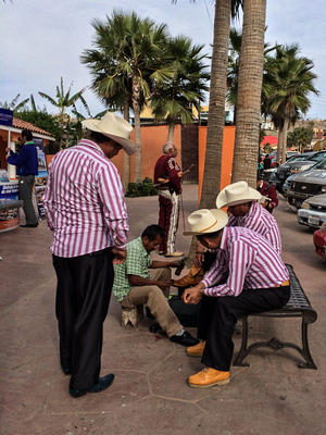 Mariachi‎ boot shine